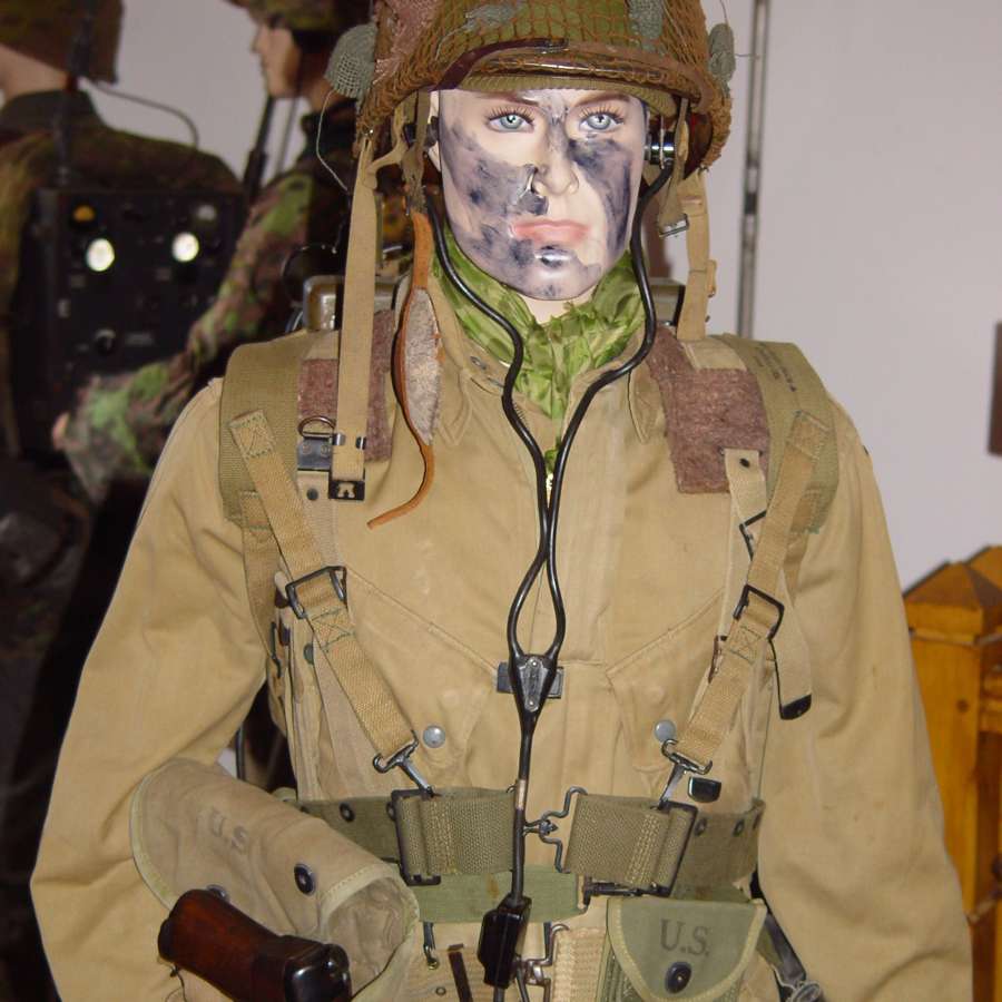 Airborne and Elite troops uniforms and equipment