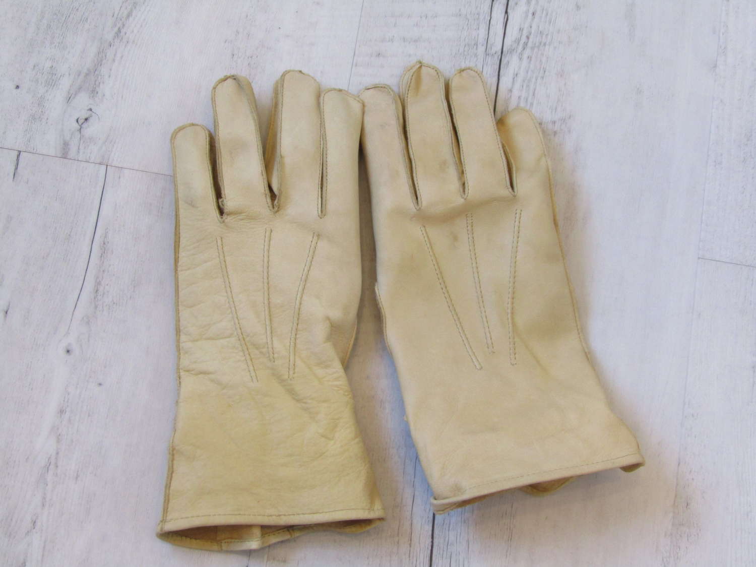 A pair of reproduction paratrooper gloves