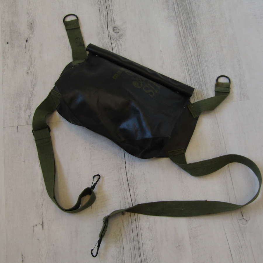 US M5 assault gas mask complete in M7 bag